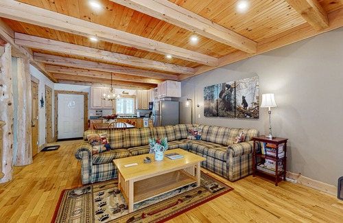 Jeffersonville Condo | Cozy dog-friendly condo w/mtn views, deck, grill, fireplace, firepit, cornhole