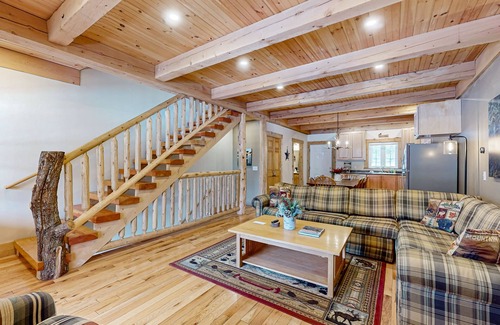 Jeffersonville Condo | Cozy dog-friendly condo w/mtn views, deck, grill, fireplace, firepit, cornhole
