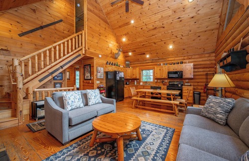 Thayerville Cabin | Cozy Dog Friendly Log Cabin w/Hot Tub & Fireplace