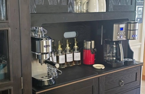 Northford House | Cozy dog friendly updated house in quiet village adjacent to park