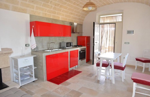 Cisternino Villa | Cozy Domus Specchia with private garden and wifi
