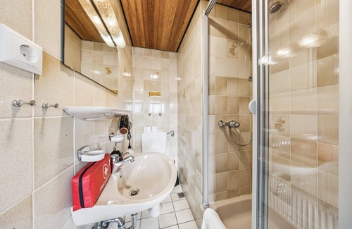 Wilhelmshaven Hotel | Cozy double room, flat-screen TV, and modern bathroom with shower. Ideal for couples and short stays – enjoy a relaxed atmosphere with warm wood accents and coastal charm.