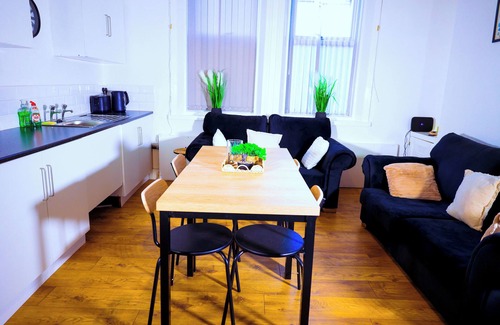 Liverpool House | Cozy Double Room in Prime Kensington with Shared Kitchen and TV