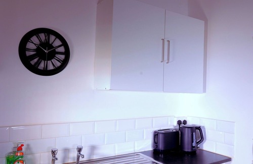 Liverpool House | Cozy Double Room in Prime Kensington with Shared Kitchen and TV