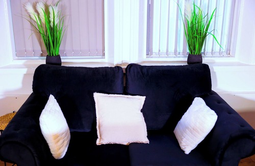 Liverpool House | Cozy Double Room in Prime Kensington with Shared Kitchen and TV