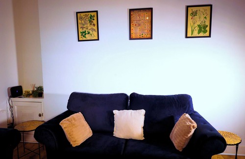 Liverpool House | Cozy Double Room in Prime Kensington with Shared Kitchen and TV