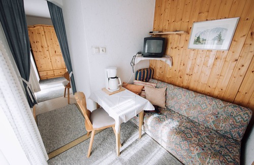 Mittenwald Apartment | Cozy double room with a great view of the Karwendel. Close to the center!