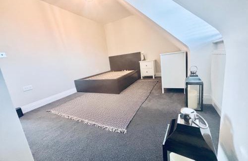 Peterborough House | Cozy Double Room with Private Shower in Hampton Lakes