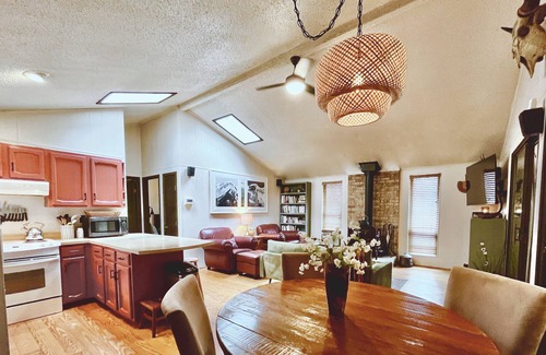 The Woods Cabin | Cozy & Eclectic Mountain Escape With Amenities Access for The Woods and Pub.Golf