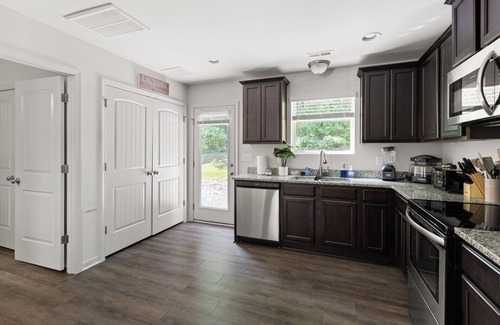 Durham House | Cozy End Unit Townhouse 10 minutes to downtown Durham - pool open until Sept!