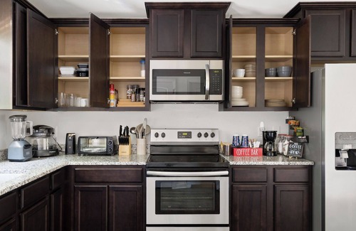 Durham House | Cozy End Unit Townhouse 10 minutes to downtown Durham - pool open until Sept!