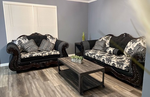 Warner Robins House | Cozy Entire Home 9 min from RAFB Modern Spacious Bedrooms 3 Large TVs & Sunroom