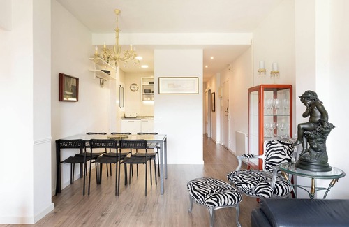 L'Hospitalet de Llobregat Apartment | Cozy Apartment near Fira Gran Via with AC