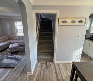 Euclid House | Cozy Euclid Home Near Lakefront