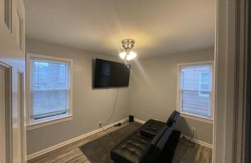 Euclid House | Cozy Euclid Home Near Lakefront