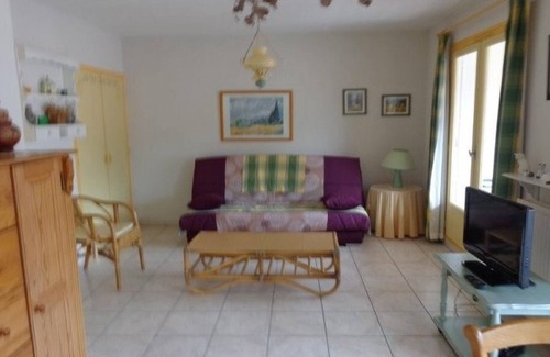 Amelie-les-Bains-Palalda Apartment | Cozy F2 Apartment with Garage, Wi-Fi, South-Facing, Near Spa & Town Center, Sleeps 3