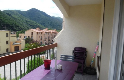 Amelie-les-Bains-Palalda Apartment | Cozy F2 Apartment with Balcony, Parking, and Easy Access to City Center and Thermal Baths