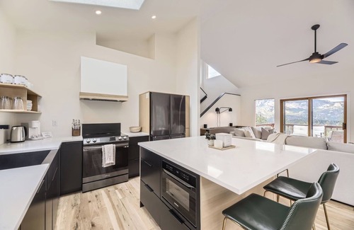 Pine House | Cozy Fall Cabin | Hot Tub and Scenic Views