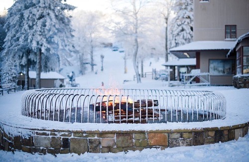 Beech Mountain House | Cozy Fall Foliage Escape. Hot Tub, Pool, Fireplace
