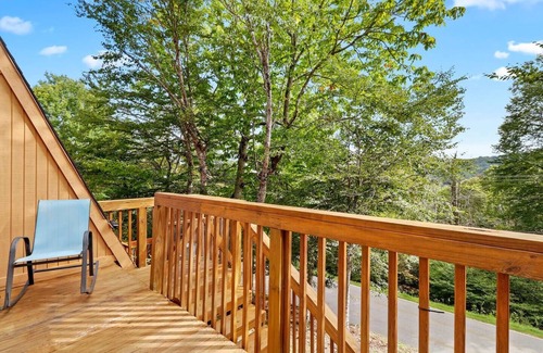 Beech Mountain House | Cozy Fall Foliage Escape. Hot Tub, Pool, Fireplace