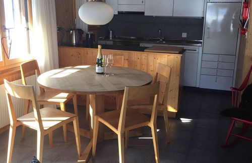 Adelboden Apartment | Cozy family apartment with fireplace, gallery and magnificent alpine view