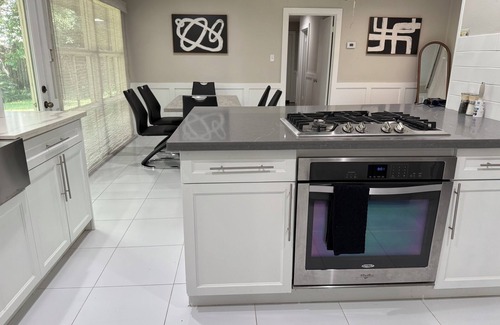 Houston House | Cozy Family Friendly Oasis, Free Parking, Fast Wi-Fi & Self Check-in by Galleria