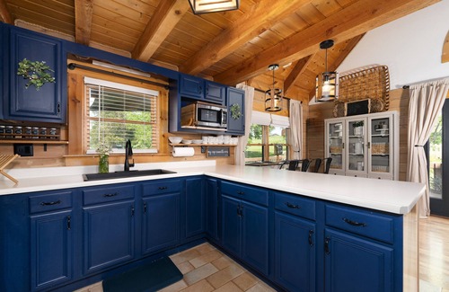 Williamstown Cabin | Cozy, family friendly country Side Cabin 15 Min to the Ark Encounter w/fire pit