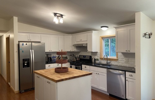 Kerhonkson House | Cozy Family Friendly Retreat! Firepit, Sunrise, Minnewaska - pet friendly