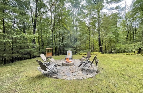 Kerhonkson House | Cozy Family Friendly Retreat! Firepit, Sunrise, Minnewaska - pet friendly