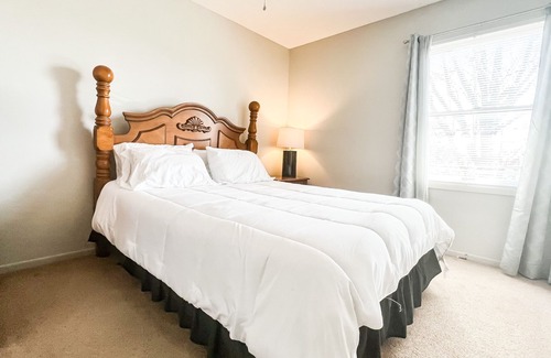 St. Robert House | Cozy family friendly townhouse just 1 mile away from FLW