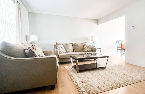 St. Robert House | Cozy family friendly townhouse just 1 mile away from FLW