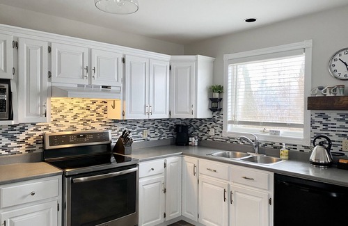 North River House | Cozy family home. Min to downtown, beaches, golf, and trails!