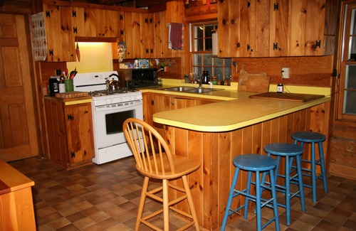West Dover Cabin | Cozy Family Log Cabin - 3/4 Mile to Mt Snow