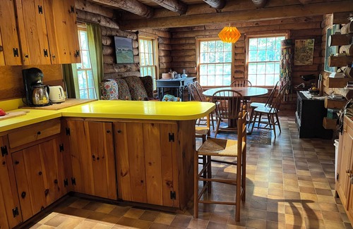 West Dover Cabin | Cozy Family Log Cabin - 3/4 Mile to Mt Snow