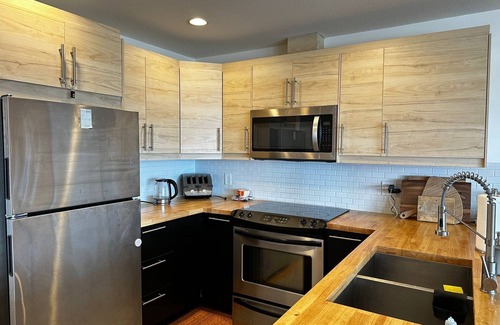 Big White Ski Resort Apartment | Cozy family retreat at Big White Ski Resort, 3BD, 2 Bath, and Private Jacuzzi
