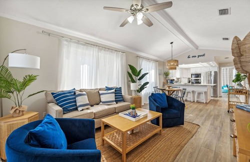 Lower Grand Lagoon Cottage | Cozy family vacation in Panama City Beach with golf cart ,private beach, pools