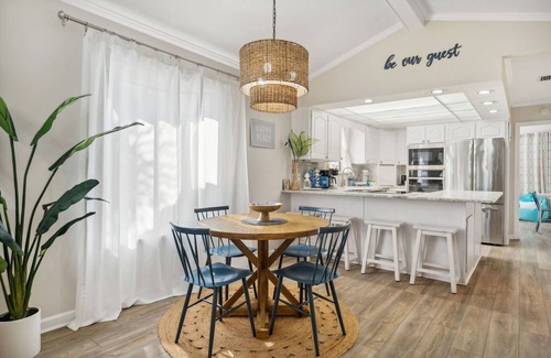 Lower Grand Lagoon Cottage | Cozy family vacation in Panama City Beach with golf cart ,private beach, pools
