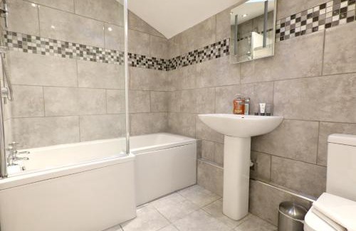Hethel House | Cozy Farm Stay In Norfolk W Parking