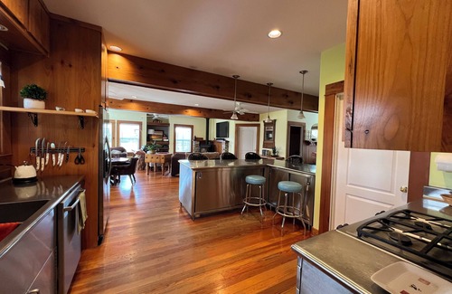 Beaverton House | Cozy farmhouse in wine country