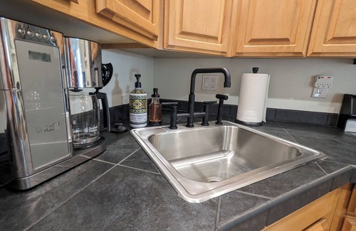 Sandpoint Condo | Cozy First-Floor Condo 2 Fireplaces Sleeps 6 Near Schweitzer Mtn