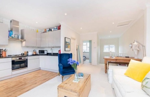 Hammersmith Broadway Apartment | Cozy flat in Hammersmith with two tube stations nearby