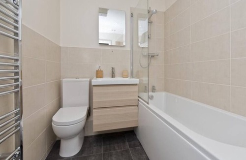Hammersmith Broadway Apartment | Cozy flat in Hammersmith with two tube stations nearby
