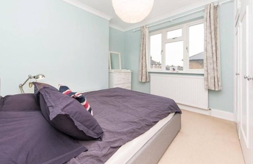 Hammersmith Broadway Apartment | Cozy flat in Hammersmith with two tube stations nearby