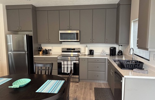 Prince George House | Cozy Fully Furnished 2-Bedroom Suite with Wifi, Parking and private entrance.