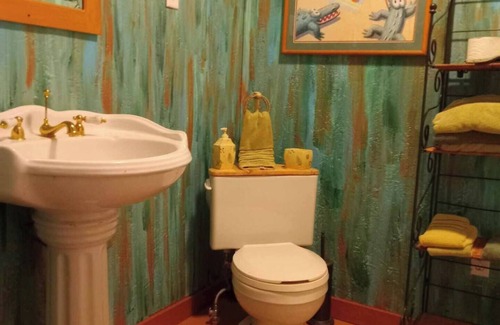 Eastpoint Cabin | Cozy & Fun Fisherman's Cabin close to Beaches and Forest. Pet Friendly!