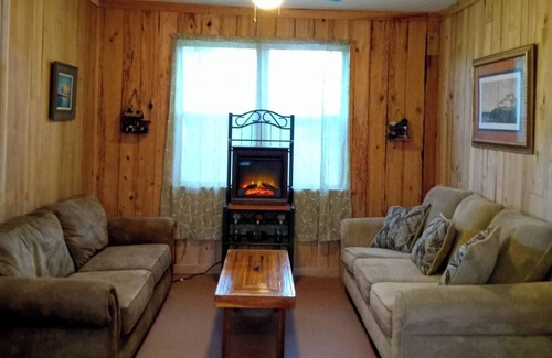 Eastpoint Cabin | Cozy & Fun Fisherman's Cabin close to Beaches and Forest. Pet Friendly!