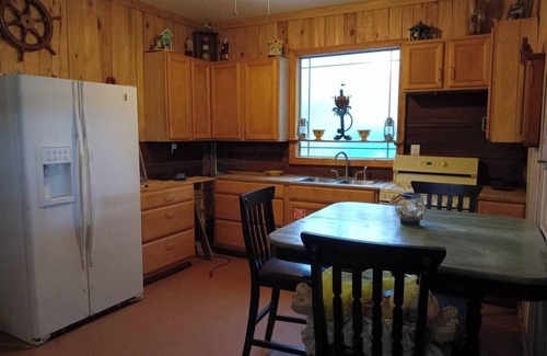 Eastpoint Cabin | Cozy & Fun Fisherman's Cabin close to Beaches and Forest. Pet Friendly!