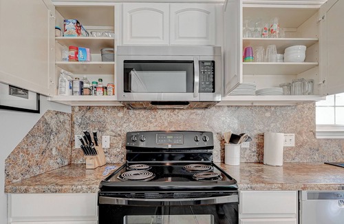 Pirates Beach House | Cozy Galveston Getaway: La Jolla - 3BR, 2BA, Just Steps from the Sand!