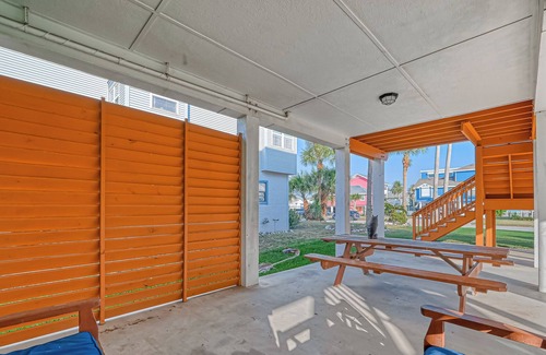 Pirates Beach House | Cozy Galveston Getaway: La Jolla - 3BR, 2BA, Just Steps from the Sand!