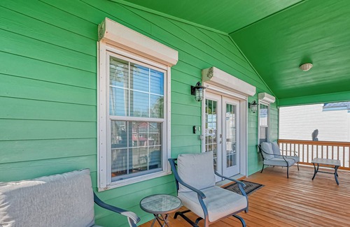 Pirates Beach House | Cozy Galveston Getaway: La Jolla - 3BR, 2BA, Just Steps from the Sand!